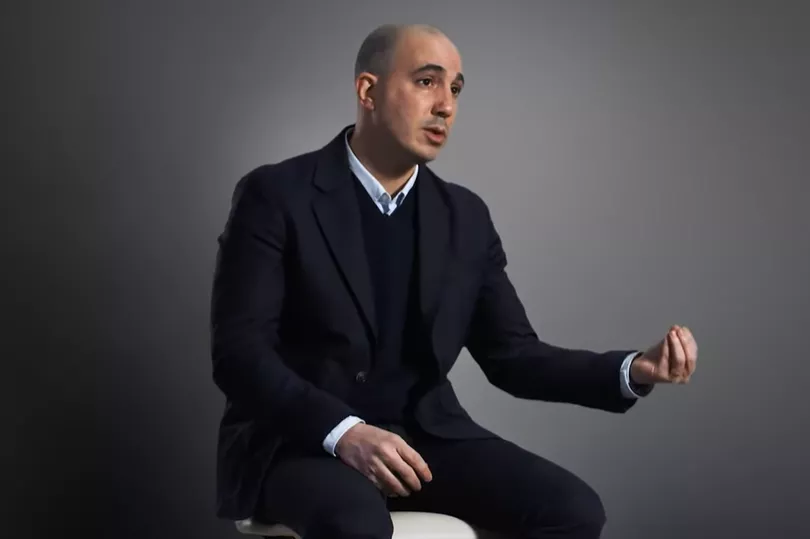 Omar Berrada, nouvellement nommé PDG de Manchester United, incarne le changement. Découvrez comment son expertise va redéfinir le futur sportif et commercial du club